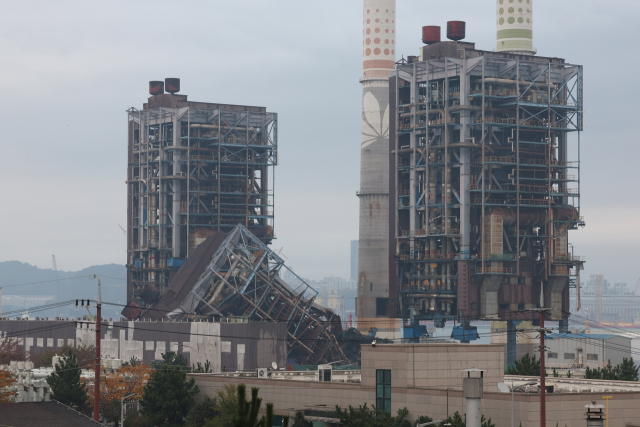 울산 동서발전 화력발전소 붕괴 사고 나흘째인 9일 무너진 보일러 타워 5호기 양옆으로 4·6호기가 위태롭게 서 있다. 중수본은 무너진 보일러 타워 5호기 외에도 추가 사고 가능성이 제기된 4호기와 6호기도 해체하기로 했다. 연합뉴스