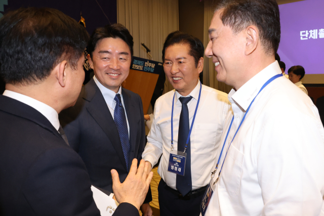 더불어민주당 정청래 대표와 김병기 원내대표가 10일 경기 광주시 곤지암리조트에서 열린 '2025 전국지역위원장 워크숍'에서 강훈식 대통령실 비서실장과 대화하고 있다. 왼쪽부터 김병욱 대통령실 정무비서관, 강훈식 비서실장, 정청래 대표, 김병기 원내대표. 연합뉴스