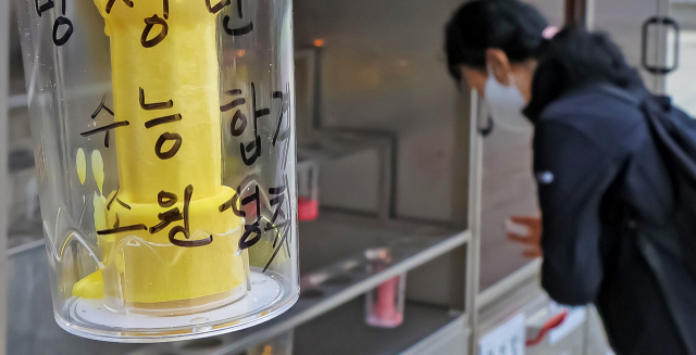 2026학년도 대학수학능력시험을 앞두고 지난 3일 부산 부산진구 삼광사에서 수험생을 둔 학부모들이 자녀의 합격을 기원하며 기도하고 있다. 김종진 기자 kjj1761@