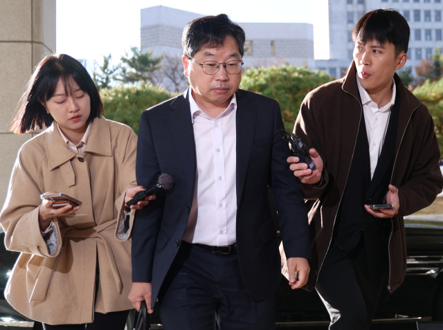 10일 대검찰청으로 출근하며 취재진의 질문을 받고 있는 노만석 검찰총장 직무대행. 연합뉴스