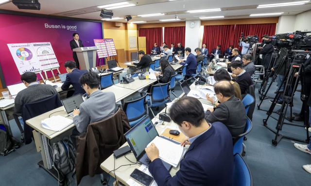 박형준 부산시장이 11일 부산시청 브리핑룸에서 내년도 예산안에 대해서 발표하고 있다. 김종진 기자 kjj1761@