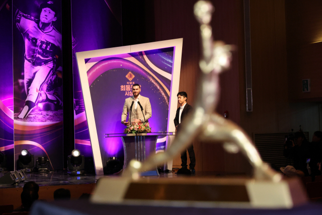 한화 이글스 투수 코디 폰세가 11일 부산 부산은행 본점에서 열린 ‘제12회 BNK부산은행 최동원상’ 시상식에서 최동원상을 받은 후 소감을 밝히고 있다. 연합뉴스