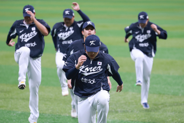 한국야구대표팀 선수들이 지난 7일 체코전을 앞두고 서울 고척스카이돔서 훈련하고 있다. 연합뉴스