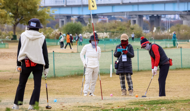 제2회 부산일보 파크골프대회가 12일 부산 강서구 대저생태공원 파크골프장에서 열렸다. 대회에 출전한 동호인들이 기량을 펼치고 있다. 김종진 기자 kjj1761@