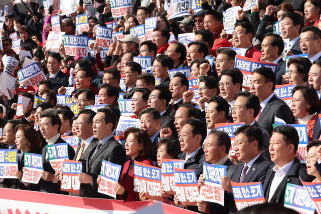 12일 서울 여의도 국회 본청 앞에서 열린 ‘대장동 항소 포기 외압 규탄 대회’에서 국민의힘 의·당원들이 규탄 구호를 외치고 있다. 연합뉴스