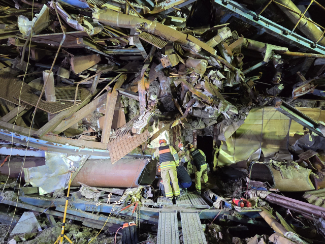 12일 울산화력발전소 붕괴 사고 현장. 산더미처럼 쌓인 5호기 보일러 타워의 철골 잔해 속에서 울산소방본부 대원들이 매몰자 수색에 나서고 있다. 구조대원들의 모습과 대비되는 거대한 잔해 더미가 사고 현장의 처참함을 그대로 보여준다. 울산소방본부 제공