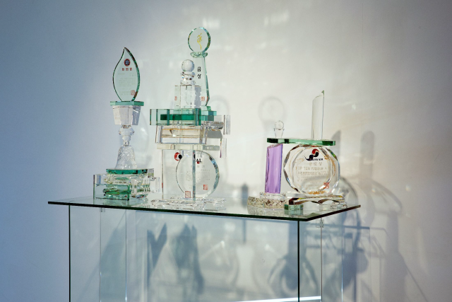 김수, Gate, Mixed media(수집된 크리스탈과 유리 상패), 2025. APOproject제공