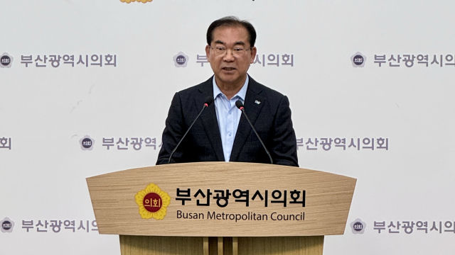 사전 정보를 취득해 재개발 주택을 매입했다는 의혹이 제기돼 소속인 국민의힘 중앙윤리위에서 제명이 결정된 조병길 부산 사상구청장이 13일 부산시의회 브리핑룸에서 해명 기자회견을 열고 있다. 부산시의회 제공