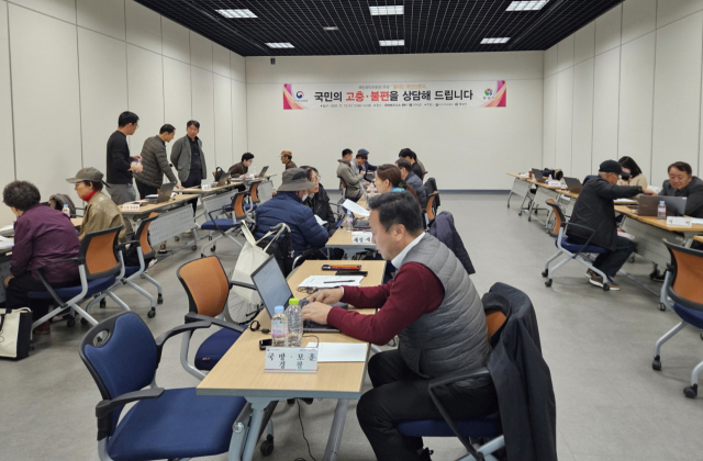 12일 양산비즈니스센터 1층 전시관에서 국민권익위 주관 ‘달리는 국민신문고’가 열렸다. 양산시 제공