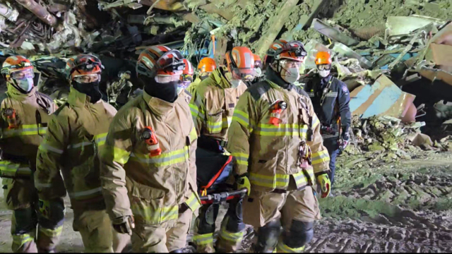 구조대원들이 14일 오후 울산 화력발전 붕괴 사고 현장에서 마지막 매몰자 시신 1구를 수습해 이송하고 있다. 울산소방본부 제공