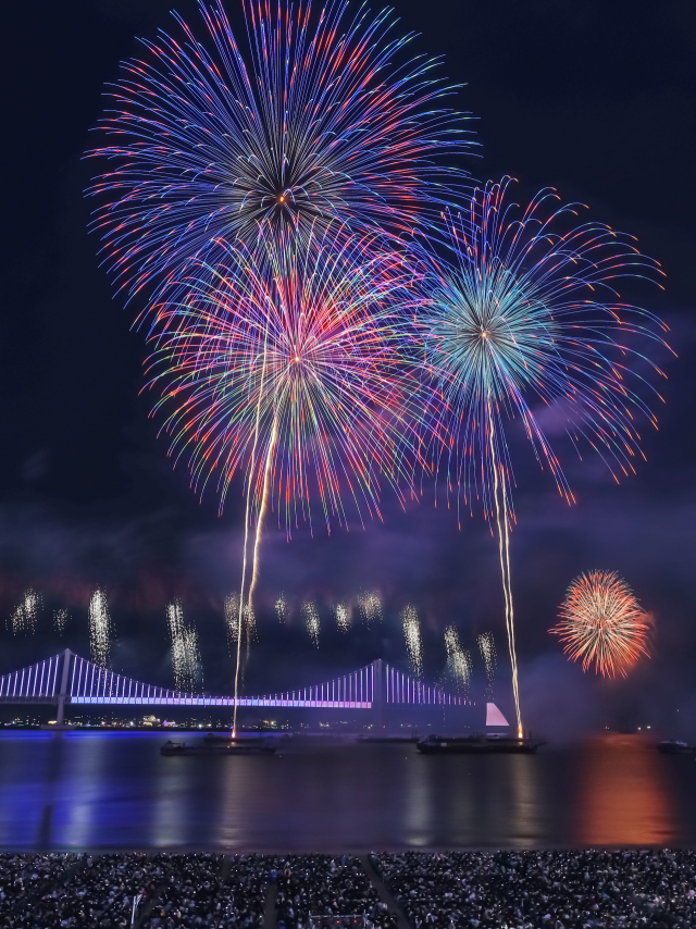 제20회 부산불꽃축제가 열린 15일 부산 수영구 광안리해수욕장 일대에서 광안대교를 배경으로 화려한 불꽃쇼가 펼쳐지고 있다. 김종진 기자 kjj1761@