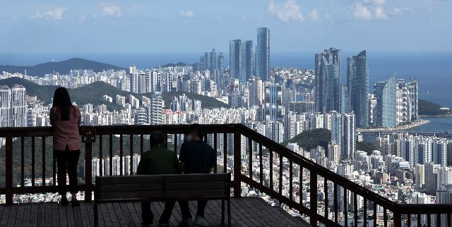 부산 금련산 전망대에서 바라본 부산 수영구와 해운대구 일대. 정종회 기자 jjh@