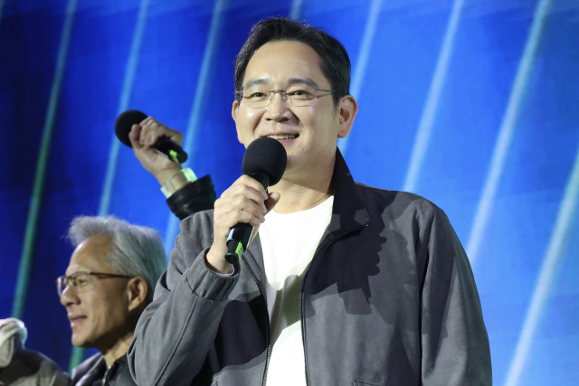 이재용 삼성전자 회장이 지난달 30일 서울 코엑스에서 열린 엔비디아의 그래픽카드(GPU) '지포스' 출시 25주년 행사에서 단상에 올라 발언하고 있다. 연합뉴스
