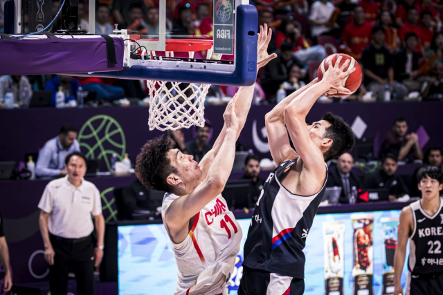 한국 남자농구가 2019년 중국 대회 이후 8년 만의 세계 대회 출전권 도전에 나선다. 사진은 지난 8월 사우디아라비아 제다에서 열린 아시아컵 중국과의 8강전 장면. FIBA 제공