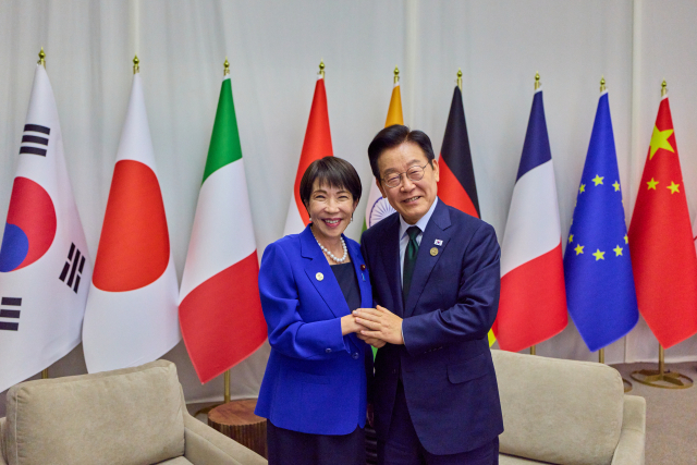 이재명 대통령이 지난해 11월 23일 주요 20개국(G20) 정상회의가 열린 남아프리카공화국 요하네스버그 나스렉 엑스포센터에서 다카이치 사나에 일본 총리와 비공식 약식 회담에 앞서 기념촬영을 하고 있다. 연합뉴스