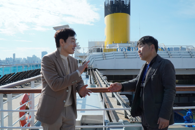 한국크루즈의료관광협의회 회장을 맡고 있는 누네빛안과 박효순(왼쪽) 원장이 지난 16일 부산항국제여객터미널 크루즈부두에 접안된 코스타 세레나호에 탑승해 협의회 최재형 사무총장과 이야기를 나누고 있다.