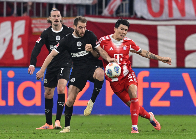 바이에른 뮌헨의 김민재가 지난달 29일(한국 시간) 독일 뮌헨의 알리안츠 아레나에서 열린 2025-2026 독일 분데스리가 장크트 파울리와 홈 경기에서 상대 선수와 볼 다툼을 벌이고 있다. 로이터연합뉴스