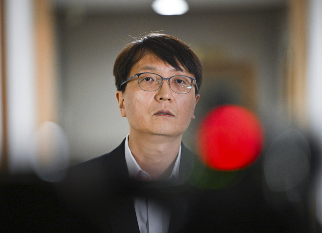 30일 정부서울청사에서 쿠팡 관련 긴급 관계부처 장관회의가 열린 가운데 박대준 쿠팡대표가 회의장을 나서며 발언하고 있다. 연합뉴스