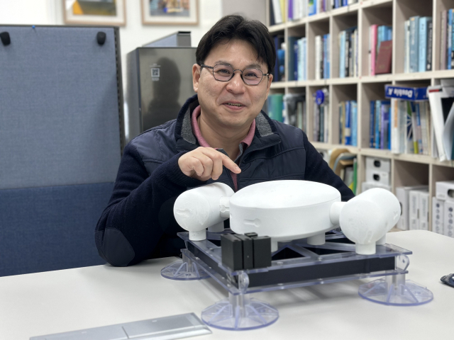 한택희 KIOST 책임연구원이 '한국형 해저기지' 모형을 가리키며 설명하고 있다. 이대진 기자
