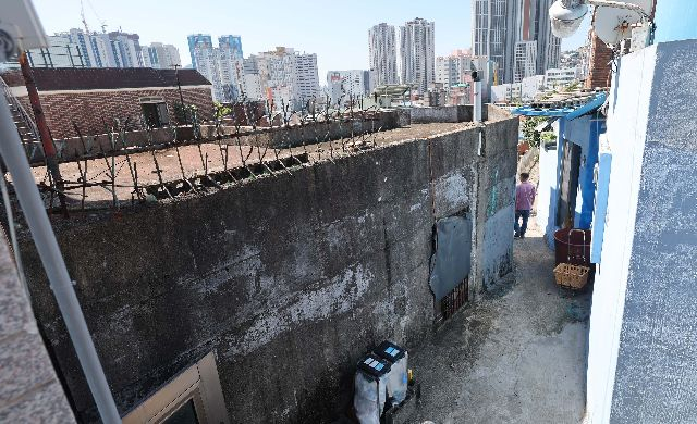 부산 동구 주택가에 방치된 빈집들의 모습. 이재찬 기자 chan@