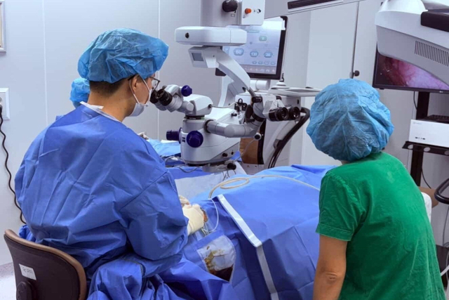 의료진이 백내장 수술하는 모습. 부산일보DB