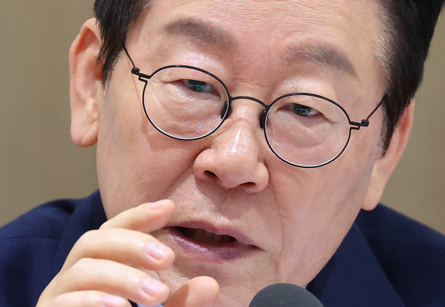 이재명 대통령이 2일 용산 대통령실에서 열린 국무회의에서 토론을 주재하고 있다. 연합뉴스