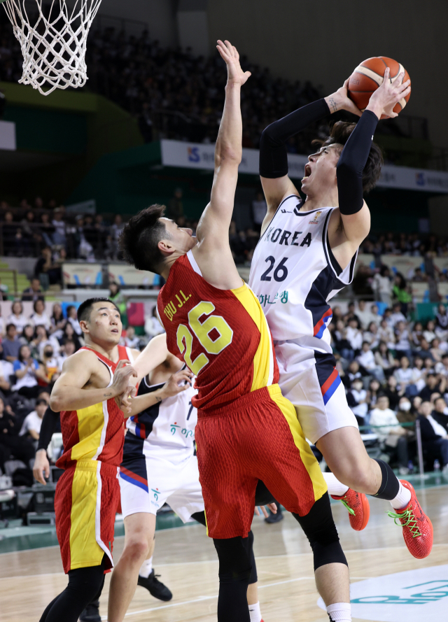 1일 강원 원주 DB프로미 아레나에서 열린 2027 국제농구연맹(FIBA) 월드컵 아시아 예선 1라운드 B조 2차전 한국과 중국의 경기에서 한국 강상재가 골밑 슛을 시도하고 있다. 연합뉴스