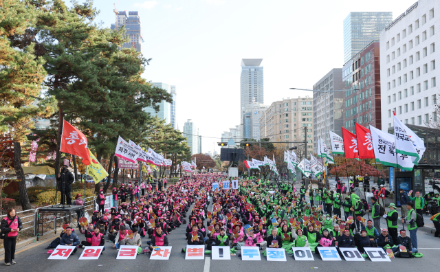 전국학교비정규직연대회의 조합원들이 지난달 21일 서울 여의도 국회 앞에서 총파업 대회를 하고 있다. 연합뉴스