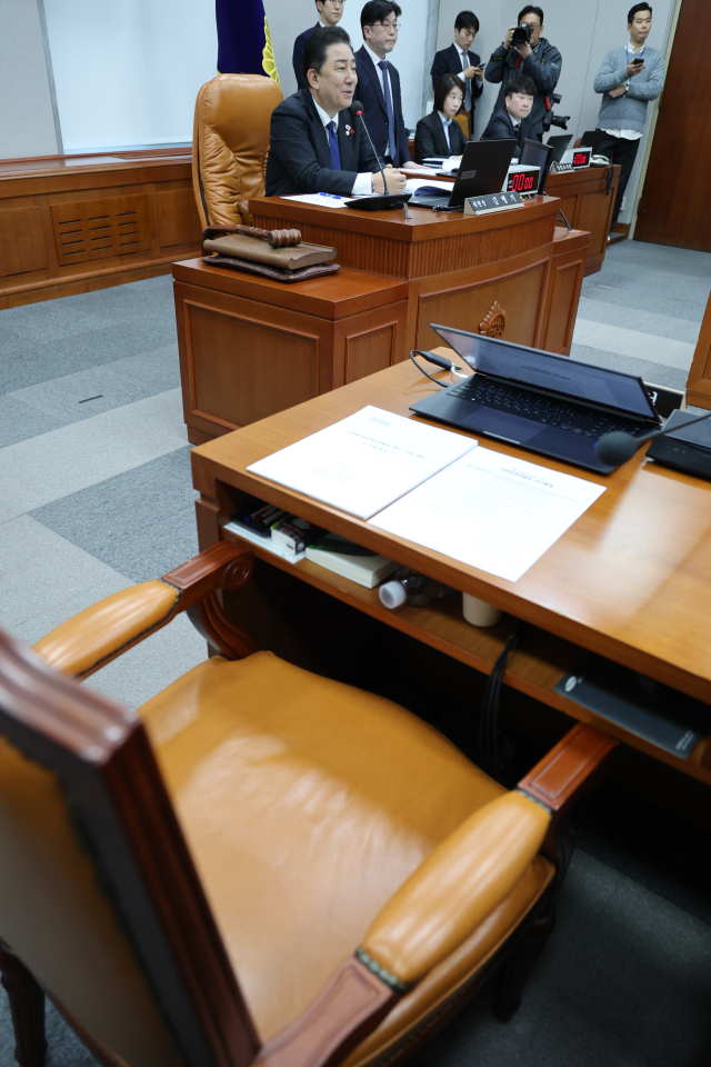 3일 서울 여의도 국회에서 열린 운영위원회 전체회의에 운영위 여당 간사인 더불어민주당 문진석 원내운영수석부대표의 빈자리가 눈에 띄고 있다. 앞서 문 수석부대표는 전날 국회 본회의 도중 김남국 대통령실 디지털소통비서관에게 같은 대학 출신의 특정 인사를 한국자동차산업협회장에 추천해달라고 휴대전화 문자메시지로 요청하는 장면이 일부 언론 카메라에 포착돼 파장이 일고 있다. 연합뉴스