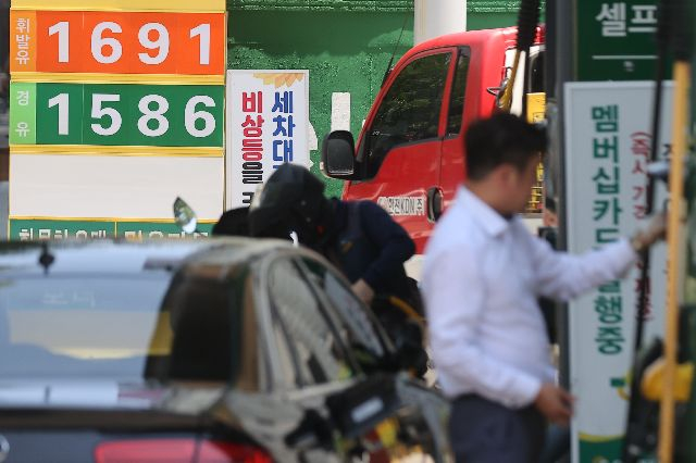 원달러 환율 1500원 시대가 도래하면 기름값 등 각종 서민 물가가 치솟을 것으로 우려된다. 셀프주유소에서 주유하는 모습. 연합뉴스B