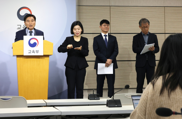 오승걸 한국교육과정평가원장(왼쪽)이 4일 정부세종청사 교육부 브리핑실에서 2026학년도 대학수학능력시험 채점 결과를 발표한 뒤 기자들의 질문에 답하고 있다. 오른쪽부터 권영락 대학수학능력시험본부장, 민경석 대학수학능력시험 채점위원장. 연합뉴스