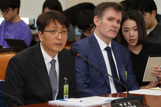 국회 쿠팡 개인정보 유출 사태 관련 현안질의에서 박대준(왼쪽) 쿠팡 대표이사가 답변하고 있다. 연합뉴스