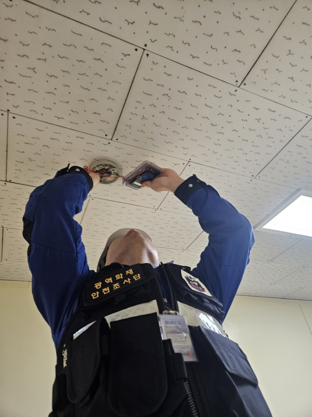 ‘고층건축물 긴급 화재 안전 대책’을 수립하고 피해 예방 활동에 나선 부산소방재난본부가 부산 해운대구의 한 고층 건축물을 점검하고 있다. 부산소방재난본부 제공