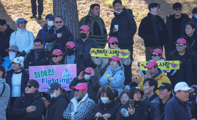 ‘2025 백송홀딩스·부산일보 채리티 매치 인 아시아드CC’가 6일 부산 기장군 아시아드CC에서 열렸다. 최혜진 선수의 팬들. 김종진 기자 kjj1761@