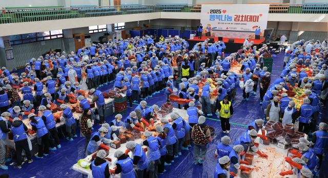 삼성중공업은 6일 거제조선소 문화관에서 임직원과 가족, 선주, 자원봉사자 등 400여 명이 함께한 가운데 ‘2025년 행복나눔 김치데이’를 열었다. 삼성중공업 제공