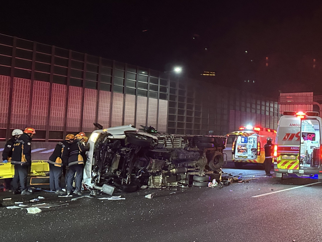 7일 오전 1시 45분께 경남 진주시 남해고속도로 부산 방면 문산IC 인근에서 3중 교통사고가 발생했다. 독자 제공