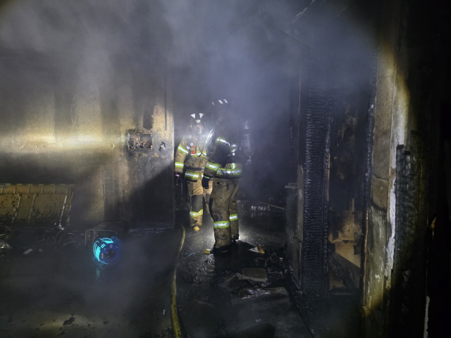 이 불로 60대 부부가 숨지고 주민 130여 명이 대피했으며, 소방서 추산 5500만 원 상당의 재산 피해가 발생했다. 창원소방본부 제공