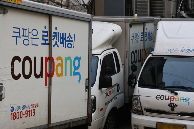 쿠팡에서 3천370만개 계정의 고객 정보가 유출되는 초유의 보안 사고가 일어난 지 일주일이 지났지만 정확한 피해 규모는 아직 파악되지 않고 있다. 정부가 전문가들과 함께 조사를 진행하고 있으나 유출된 정보의 양이 방대한 만큼 결과를 얻기까지는 상당한 시간이 소요될 것으로 보인다. 사진은 7일 서울 시내 쿠팡 배송차량 모습. 연합뉴스