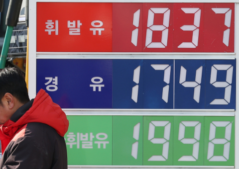 석유류 물가 3년 만에 상승세…새해 ‘유류세 인하 연장’ 무게