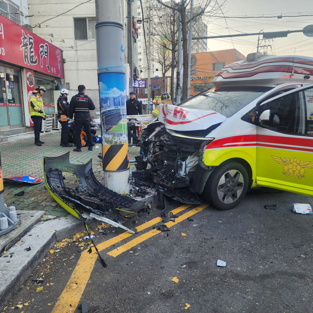 7일 오전 8시 20분께 경남 창원시 마산회원구 합성동 한 도로에서 환자를 태운 구급차가 전봇대 들이받아 4명이 다쳤다. 독자 제공