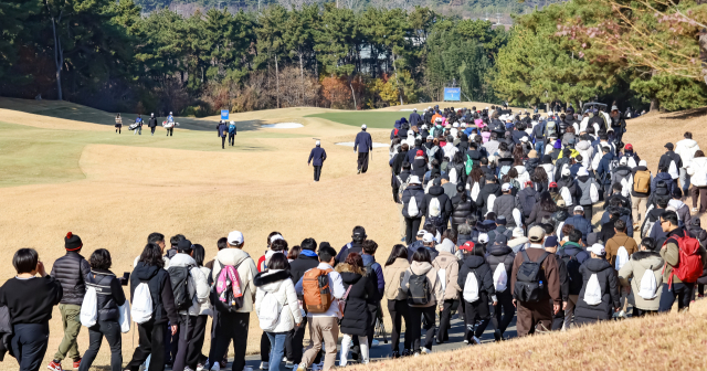 ‘2025 백송홀딩스·부산일보 채리티 매치 인 아시아드CC’ 2라운드 경기가 7일 부산 기장군 아시아드CC에서 열렸다. 이날 경기에 8000여 명의 갤러리가 몰렸다. 김종진 기자 kjj1761@