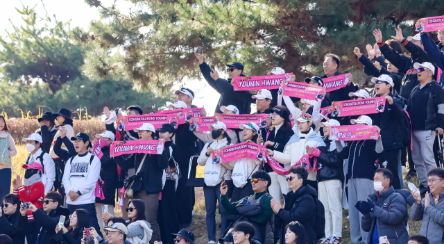‘2025 백송홀딩스·부산일보 채리티 매치 인 아시아드CC’ 2라운드 경기가 7일 부산 기장군 아시아드CC에서 열렸다. 황유민 선수 팬들이 응원을 하고 있다. 김종진 기자 kjj1761@