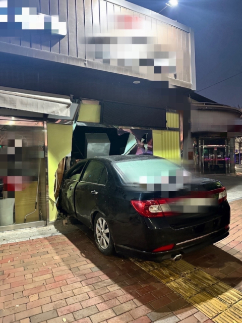 부산 기장군서 음주 운전자가 몰던 승용차, 가게 외벽 들이받아