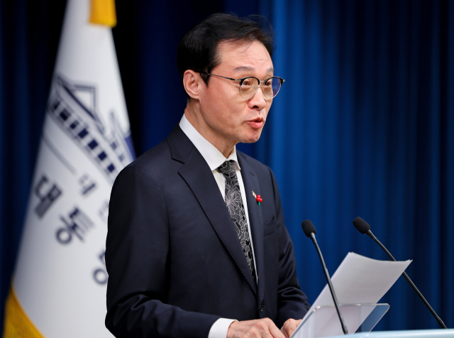 이규연 홍보소통수석이 3일 용산 대통령실에서 이날 진행된 이재명 대통령과 5부 요인 오찬 간담회 관련 브리핑을 하고 있다. 연합뉴스