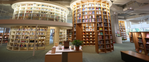 책과 사람과 바다가 <br />어울려 빛을 나누는 공간