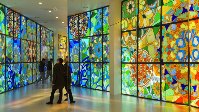 관람객들이 경북 경주시 ‘플래시백 계림’에서 ‘빛의 회랑’ 스테인드글라스를 둘러보고 있다. 남태우 기자