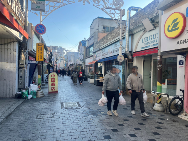 외국인 음식점과 식료품 가게가 몰려 있는 경남 김해시 동상동 일대는 주말이면 장을 보거나 지인을 만나러 나온 외국인들로 붐빈다. 이경민 기자