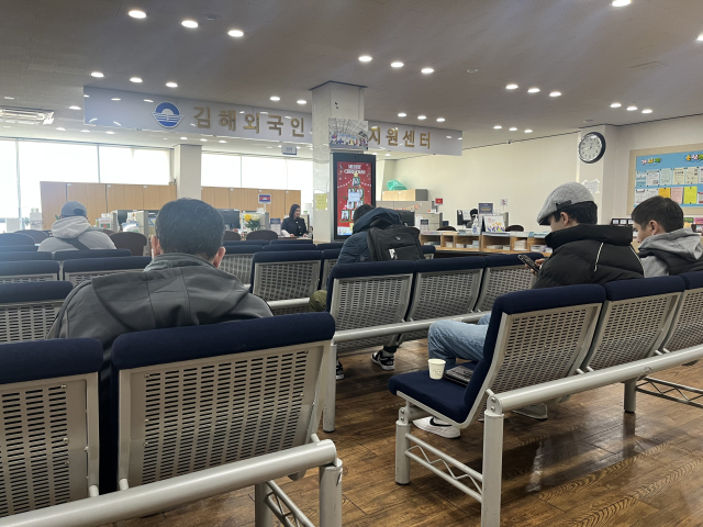 민원 상담을 위해 김해외국인근로자지원센터를 찾은 외국인들. 이경민 기자
