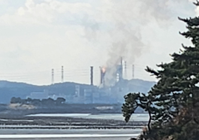 9일 오후 2시 43분께 충남 태안군 원북면 태안화력발전소에서 폭발음과 함께 불이 났다는 신고가 119에 접수돼 소방 당국이 출동 중인 가운데 태안화력에서 연기가 치솟고 있다. 연합뉴스
