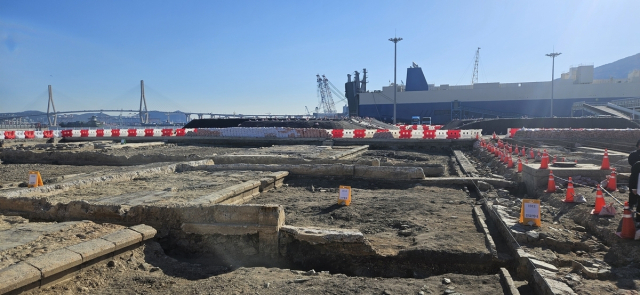 유네스코 세계유산 등재를 추진 중인 부산항 북항 1부두 지하에서 100여 년 전 철도 시설 흔적 등이 발견됐다. 부산시 제공